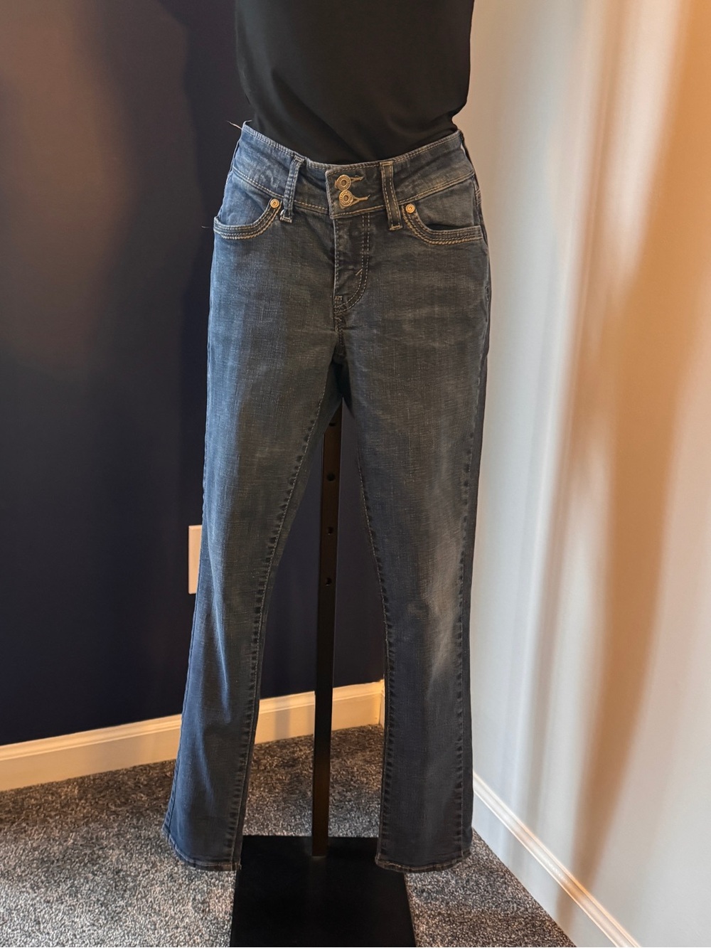 Levi’s 529 curvy fit skinny leg medium rise jeans. Size 4
